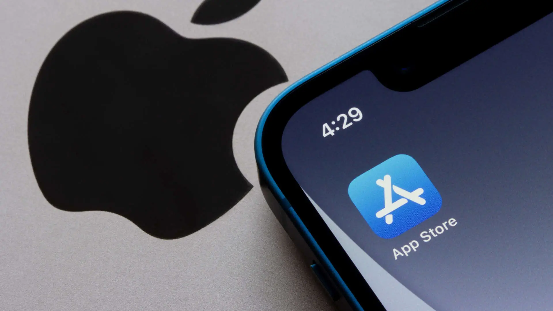 Desenvolvedores pressionam Europa por ação contra taxas da Apple (Imagem: Tada Images / Shutterstock)