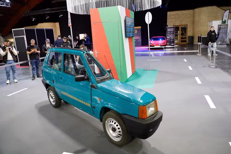Este Fiat Panda está a caminho de um recorde mundial como o carro funcional mais estreito — Foto: Redes sociais