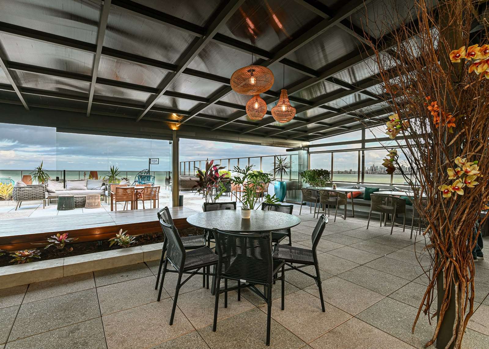 SEA Rooftop reúne DJs, MPB e rock na programação desta semana