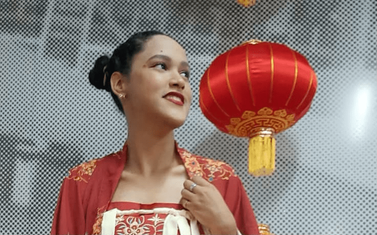 Egressa poliglota da UFPB é selecionada para intercâmbio na China e lança campanha para custear passagens