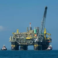 Petróleo cai e Bolsas reagem após acordo entre EUA e Irã para encerrar conflito