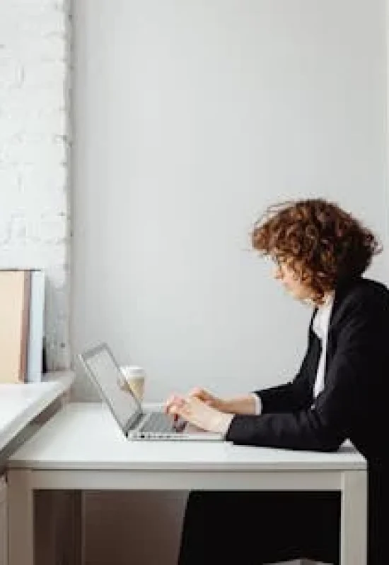 Liderança feminina: formação cresce, mas ainda enfrenta barreiras estruturais nas empresas (Foto: Reprodução / Pexels)